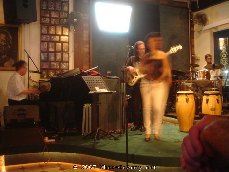 The singer / flutist was shaking that body so quickly that even the camera couldn't keep up (making her look like a fat bint rather than the slim goddess she was)